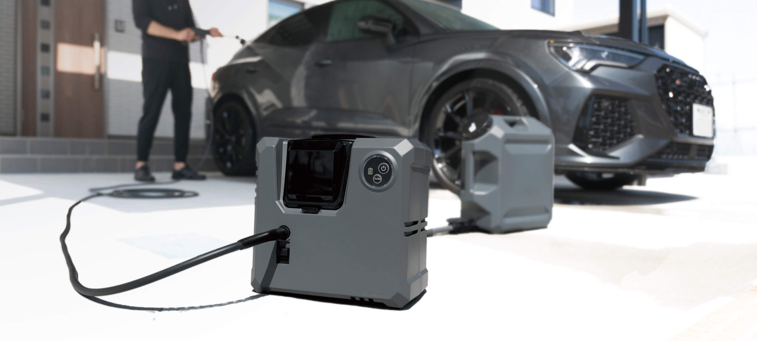 G-WASH Portable を使って洗車している様子