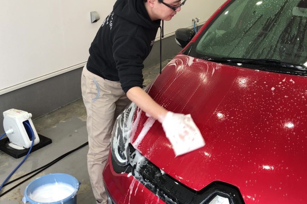 シャンプーを使った車のボディーの洗い方 プロが教える正しい洗車方法 Beautifulcars ビューティフルカーズ 洗車 と磨き コーティングのプロショップ