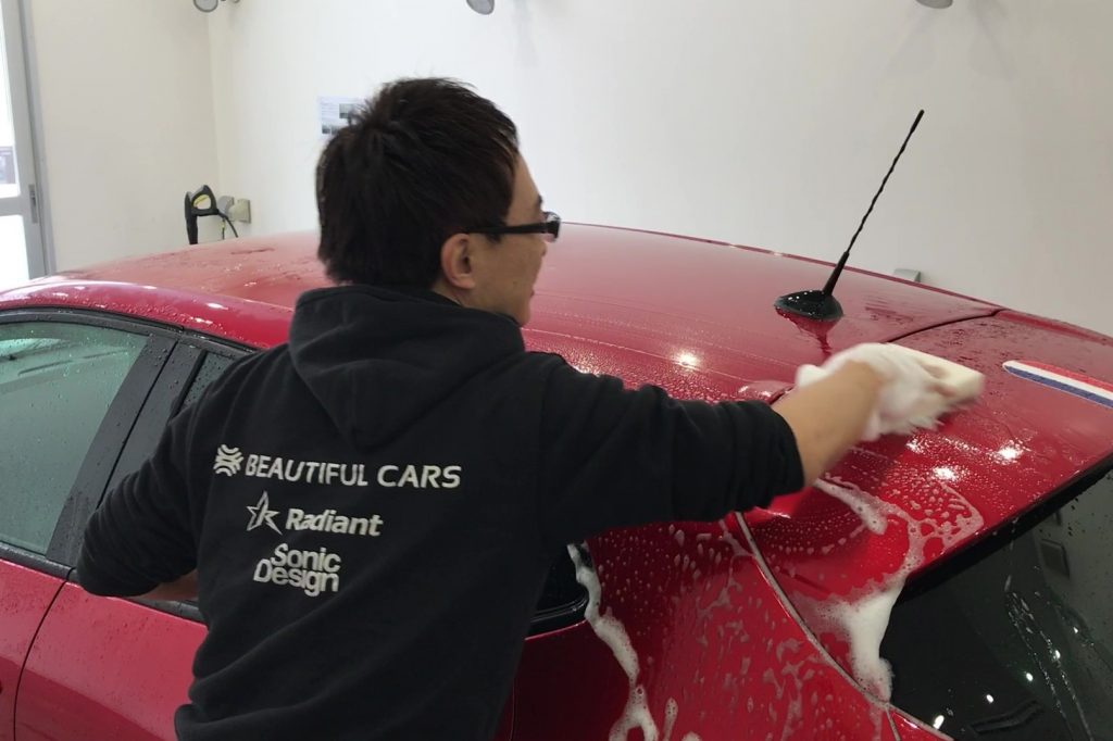 シャンプーを使った車のボディーの洗い方 プロが教える正しい洗車方法 Beautifulcars ビューティフルカーズ 洗車と磨き コーティングのプロショップ