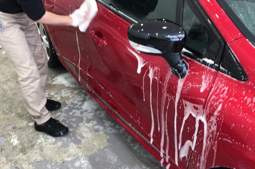 シャンプーを使った車のボディーの洗い方 プロが教える正しい洗車方法 Beautifulcars ビューティフルカーズ 洗車 と磨き コーティングのプロショップ